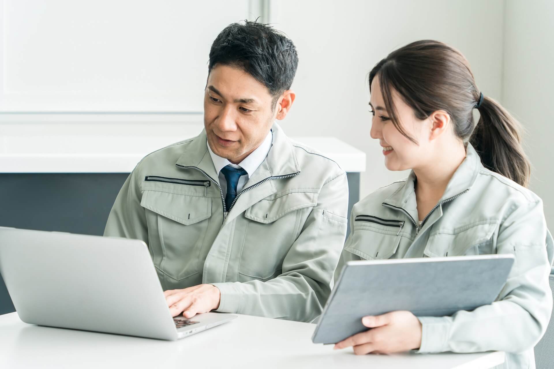 打合せをする建築士と若手社員