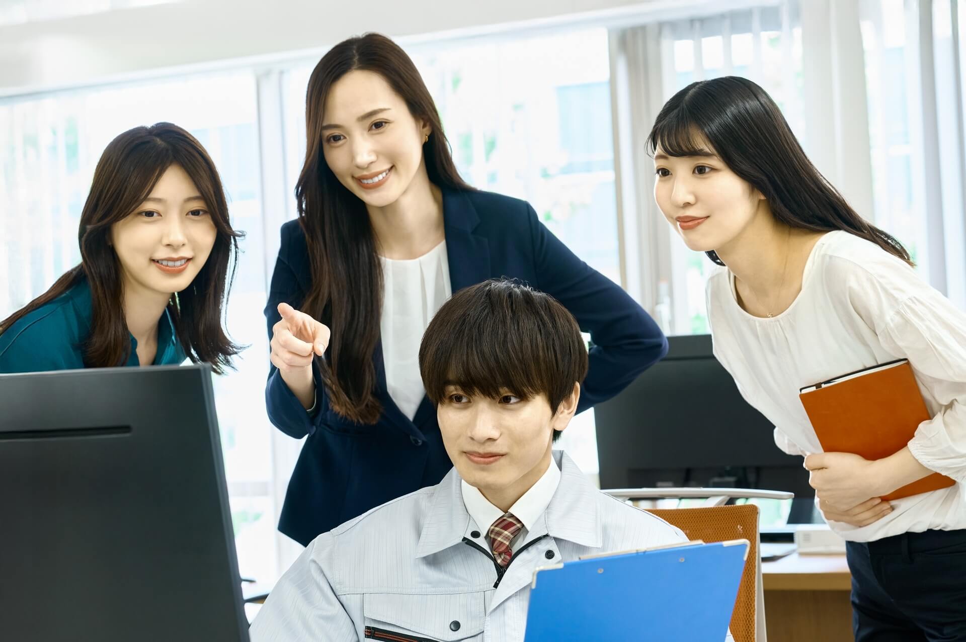 女性の先輩に指導いただいている若手社員