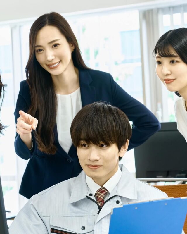 女性の先輩に指導いただいている若手社員